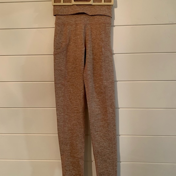 NWT- Aerie Women XXS Offline The Hugger Foldover Leggings
Hi Rise Heathered Tan - Picture 2 of 11